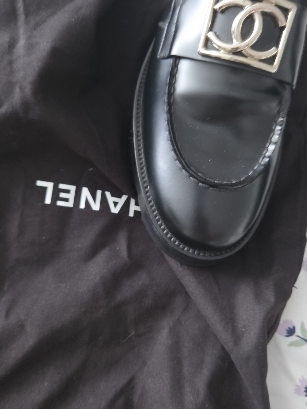 Autentic CHANEL Black Leather CC Logo Loafers with Gold Hardware - Picture 2 of 6